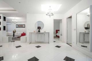 Londe du Lac - chic apartment with private suite - 9