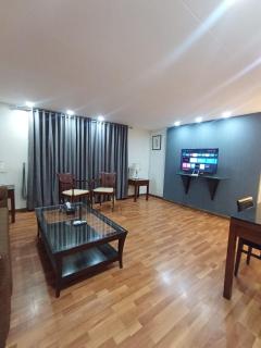 2 BR Elegant Desigln Best Furnished - 0