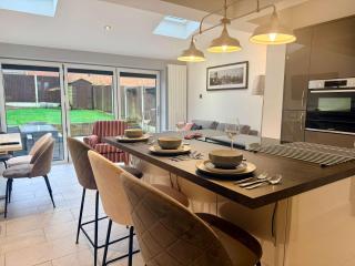 Beautiful 2-Bed Solihull Stay Comfort for up to 5 - 0