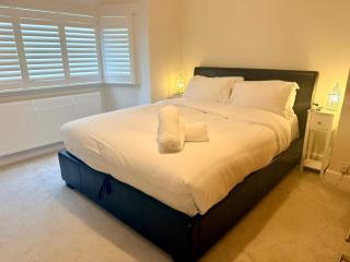 Beautiful 2-Bed Solihull Stay Comfort for up to 5 - 7