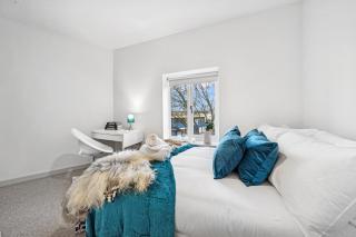 Modern & Cozy Private Double Room - Shared House by AltoLuxo Short Lets & Serviced Accommodation with Free WiFi & Parking - 5