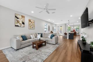 Urban 3BR Townhome Near Armature Works & Riverwalk - 0