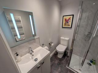 Modern & Stylish 1-Bed Apartment - inc parking - 4