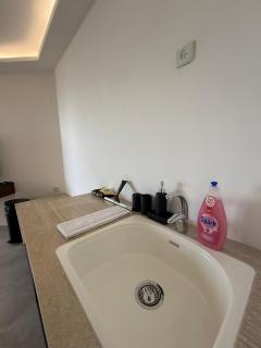 קו המים-סוויטה עם גקוזי במרפסת על הטיילת! - 3