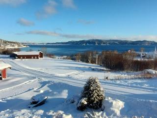Stort hus med havutsikt ved fjord og fjell med båt - 0