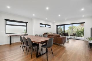 EntireTownhouse, living & views upstairs! - 2