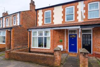 Cosy 3-Bed, Sleeps 5, Free Parking, Long and Short Stays - 4