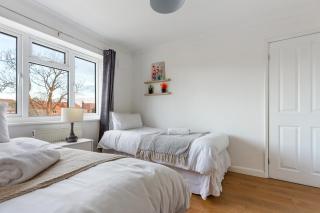 Modern 3-Bedroom House for 5 with Free Parking - 8