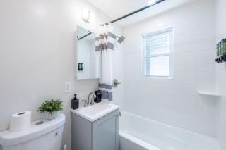 Modern 2BR 8 mins to Penn Station with WiFi and Laundry - 7