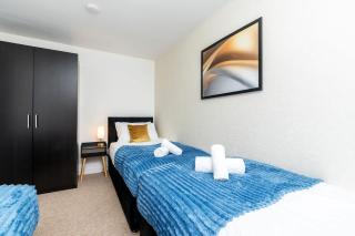 3 Bed house with 6 Beds Driveway and Garden - Sheffield - 1
