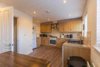 4BR Townhouse Near Centre with Garden & Garage - 9