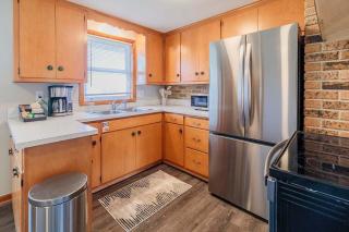 1 Block To Lambeau 3 BR Sleeps 6 Pet-Friendly - 3