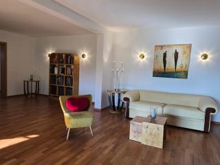 Exklusive Ferienwohnung Bad Salzschlirf - direkt am Waldrand - großer Garten kompett umzäunt - Hunde willkommen - 2 private Stellplätze - 2