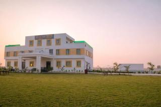 Pushp Vatika Hotel & Resort - 9