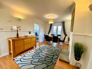 Spacious 3BR Home with Garden and Parking - 9