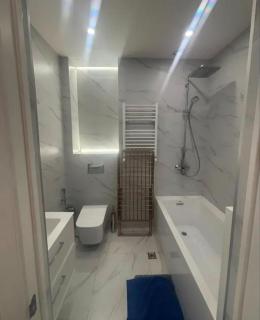 Central 1BR Apartment Balcony City Views - 0