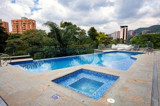 15th Floor Mountain Views, AC, King Bed, Fast WiFi - 1