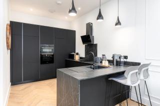 Luxury High-Ceiling Apartment Central Altrincham - 4