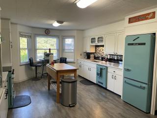 Pilot's Cove Lake House - 4