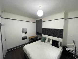 Liverpool 4-Bed Home, Free Parking - 8