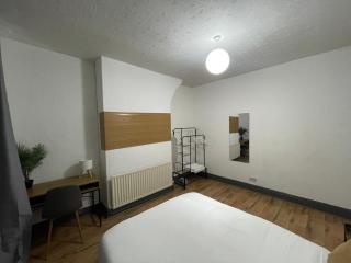 Liverpool 4-Bed Home, Free Parking - 9