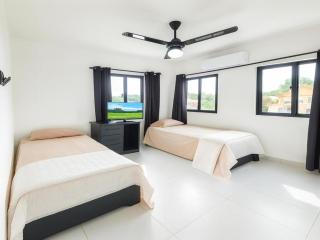 Modern 3 Bedroom Penthouse Apartment with Free Parking - 4