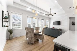 Rhema Luxury Beach Haus 2BR 2B ResortPool with optional 6-seater GolfCart & 4Bikes - 4