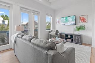 Rhema Luxury Beach Haus 2BR 2B ResortPool with optional 6-seater GolfCart & 4Bikes - 9