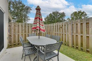 4 Mi to Outlets! Townhome Near Tampa North Airport - 8