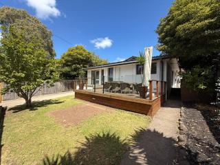 Beach Holiday Home with fireplace - Walk to Main Street, Beach & Shops - 9