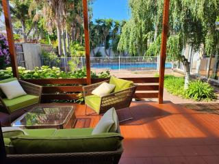 Relaxing Oasis for Families- Pool& Lush Yard - Moorabbin - 3