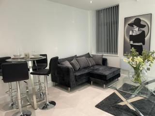 Bradford Chic City-Centre Apartment - 6