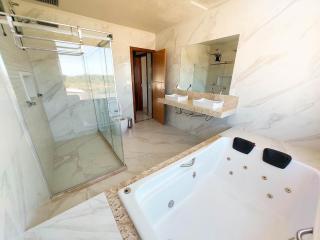 Casa com piscina, hidromassagem e vista para o mar - 9