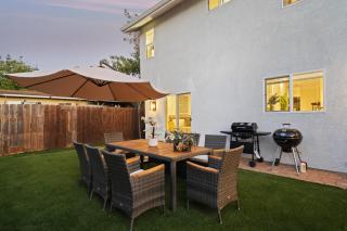 Entire Private Home with 3 Bedrooms 2 Bathrooms, with Garage, Gated Yard, King Bed House, Available Now - 8