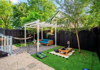 Farmhouse Getaway with Cozy Charm and Playful Backyard - 9