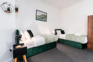 Spacious 5Bed 2Bath House with driveway and garden - 1