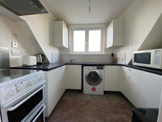 COMFY SPACIOUS TWIN Room WIFI in 2 bed maisonette EGHAM 2 mins STATION TW209LU - 3