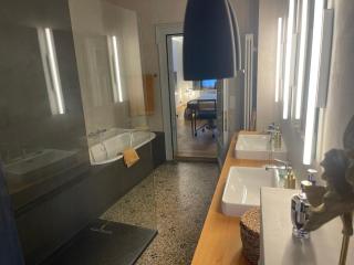 Exclusive one room apartment and deluxe twin double room next to Zürich main station - 1