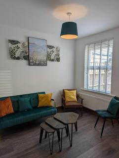 Fantastic 3-Bedroom House in Crawley - 10 mins from Gatwick - 1