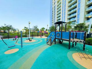 Vogue Vacation Homes, Business Bay Aykon City Tower Close to Downtown Burj Khalifa and Dubai Mall, Two Bedroom Apartment with Large Balcony Sea view, Access to all Amenities - 5