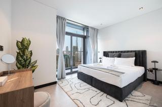 Luxury 2BR Burj Khalifa and Canal View Pool Jacuzzi - 8