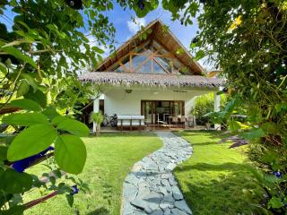 Garden Retreat Villa - 5min walk to Beach, Fiber internet - 9