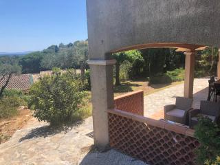 Le Lavandou, Rez de jardin dans Villa, 300 m plages, vue mer, 5 couchages - 5