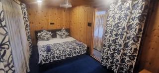 Yellow Submarine Houseboat - 9