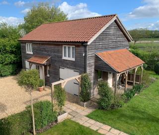 The Tea Barn, an entire cosy guest accommodation with small garden and breakfast included, in the quiet small village of Hawkeridge with a pub one minute walk away! - 0