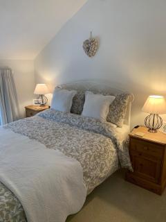 The Tea Barn, an entire cosy guest accommodation with small garden and breakfast included, in the quiet small village of Hawkeridge with a pub one minute walk away! - 6