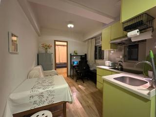 Modern Apartment next to HKU Station in Kennedy Town City Center - 0