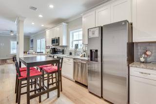 Steps to Riverwalk! Dtwn Bradenton Snowbird Haven - 2