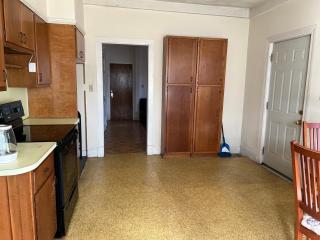 Spacious 1BR, 2nd floor, near T, free parking - 3