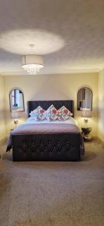 Stunning Fir Tree Corner 3 bedroom detached Executive house ideal wedding guest family home with free drive way CCTV parking for 2 vehicles or LWB Van M5 1 mile away dogs welcome by prior arrangement - 0